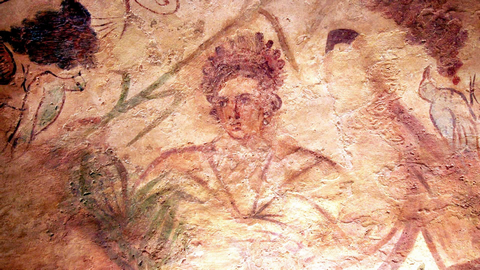 Deux tombes romaines ornées de splendides peintures murales représentant des déesses et des nymphes sont sur le point d’être révélées au grand public à Ashkelon, en Israël.