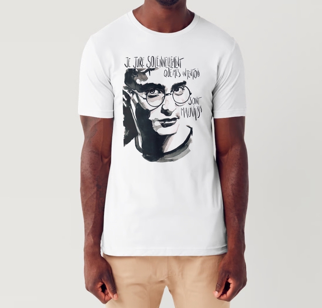 Toi aussi, tu te reconnais dans cette phrase ? Ce t-shirt est fait pour les esprits libres, un peu rebelles, qui aiment s’amuser et ne suivent pas toujours les règles à la lettre. Enfile-le et rejoins Harry et ses accolytes dans leurs escapades secrètes, prêt à laisser parler ton côté malicieux. Affirme ta personnalité avec ce design magique, parfait pour révéler ton côté audacieux ! Toi aussi, tu te reconnais dans cette phrase ? Ce t-shirt est fait pour les esprits libres, un peu rebelles, qui aiment s’amuser et ne suivent pas toujours les règles à la lettre. Enfile-le et rejoins Harry et ses accolytes dans leurs escapades secrètes, prêt à laisser parler ton côté malicieux. Affirme ta personnalité avec ce design magique, parfait pour révéler ton côté audacieux ! | POP ART Portrait - Cynthia.b